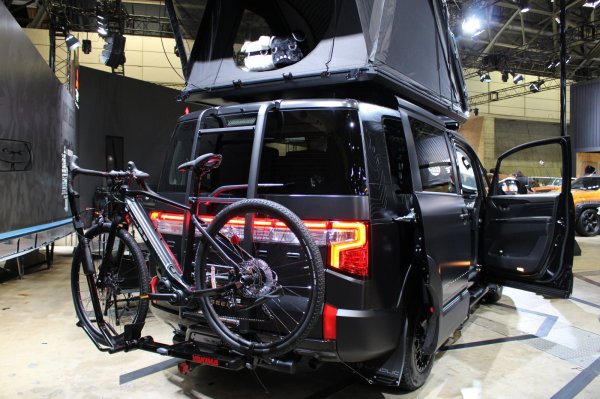 画像2: 新型デリカD5 リヤガーニッシュレンズ アクリル点灯加工 (2)